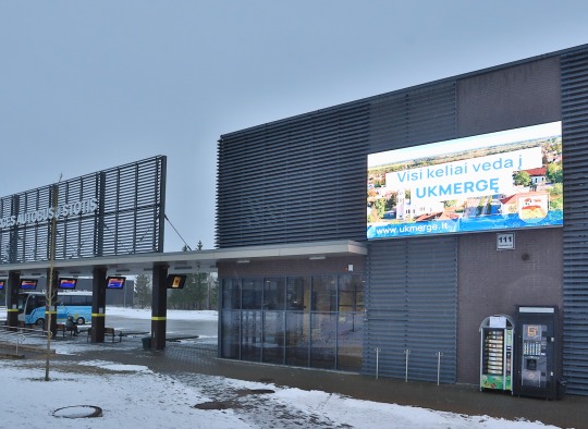 Ant Ukmergės autobusų stoties pastato įrengtas modernus LED lauko ekranas
