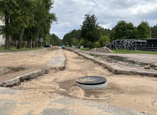 Atsivėręs akmeninis grindinys laikinai sustabdė Antakalnio gatvės remonto darbus