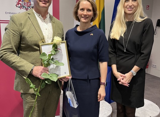UAB Likmerė Direktorius M. Kasmauskas, Latvijos ambasadorė Lietuvoje, S. Silkalna ir Ukmergės rajono savivaldybės administracijos direktorė I. Pračkailė