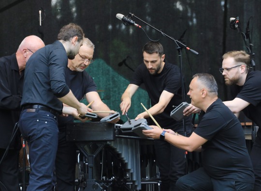 Iš kairės – Edgars Saksons, Guntars Freibergs ir ansamblis Giunter Percussion_Nuotr. Dainius Vytas