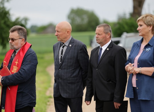 Varžų kaime įamžinta laisvės kaina: atidengtas kryžius partizanams ir kovotojams