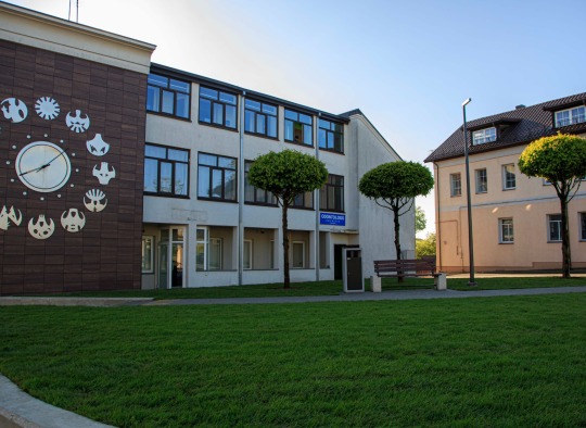 dviejų pagrindinių gatvių – Vilniaus ir Vytauto - sankirtoje esantis skveras