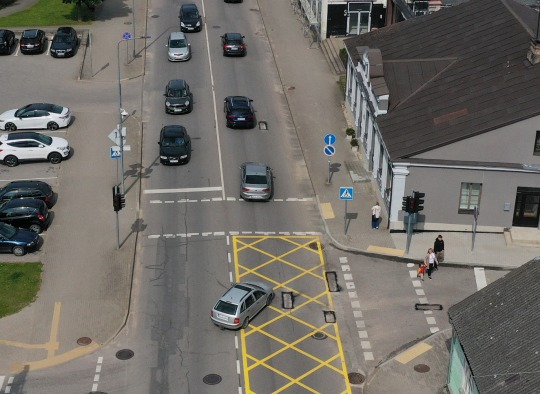 Dvi Ukmergės sankryžos paženklintos geltonomis linijomis