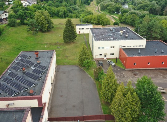 Fotovoltinė 90 kW saulės jėgainę Ukmergės miesto vandenvietėje ant pastatų, esančių adresu Gėlių g. 18.