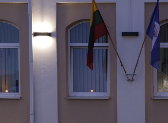 Laisvės gynėjams pagerbti uždegtos žvakutės languose