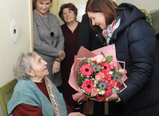 100-metės sveikinimo akimika