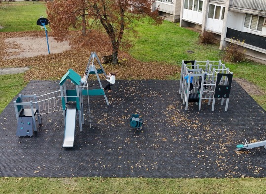 Naujos vaikų žaidimų aikštelės