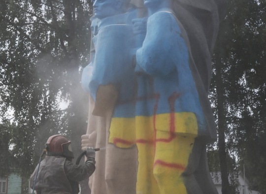 Savivaldybės administracija pasirūpino, kad nuo paminklas būtų nuvalytas