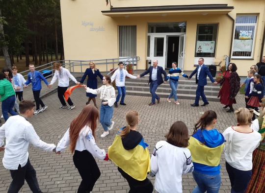 Šokantys rateliu stovyklautojai