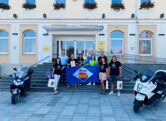Motociklininkų komanda su savivaldybės atstovais