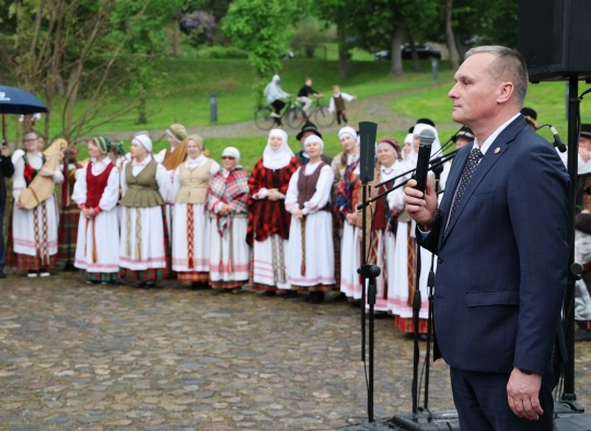 „Ant kalno klevelis“ – pirmasis tarptautinis folkloro festivalis sujungė miestus, tradicijas ir širdis