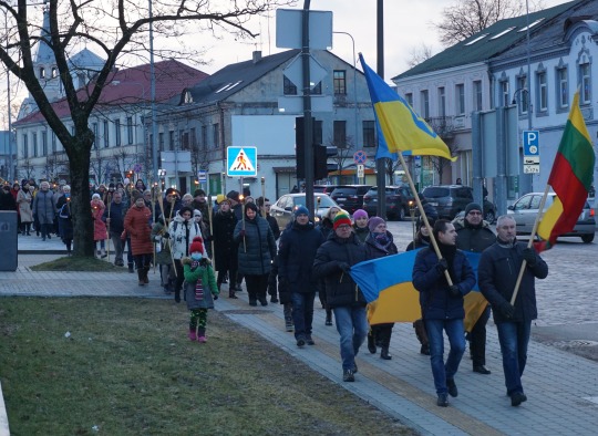Į akciją #LaisvėŠviečia susirinkę ukmergiškiai
