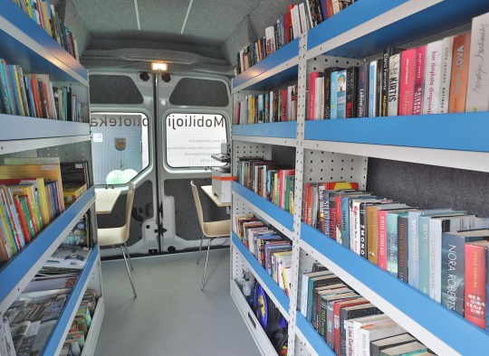 Bibliobusas talpina apie 500 knygų