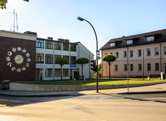 dviejų pagrindinių gatvių – Vilniaus ir Vytauto - sankirtoje esantis skveras
