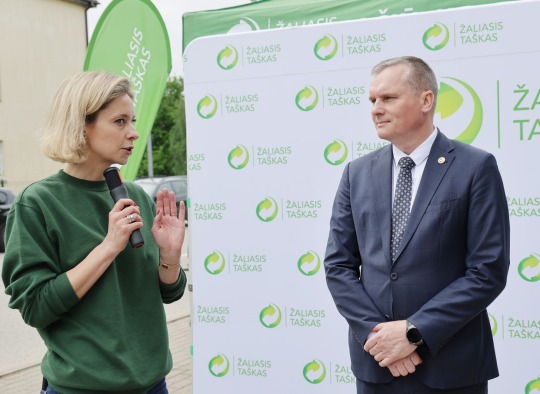 Nors gyventojai mano rūšiuojantys teisingai, klaidos kartojasi: Ukmergėje suorganizuotas viešas socialinis eksperimentas „Konteinerio krata“