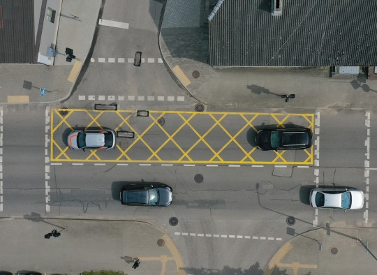Dvi Ukmergės sankryžos paženklintos geltonomis linijomis