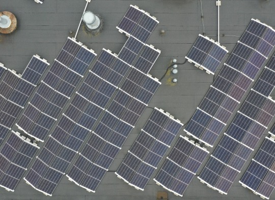 Fotovoltinė 90 kW saulės jėgainę Ukmergės miesto vandenvietėje ant pastatų, esančių adresu Gėlių g. 18.
