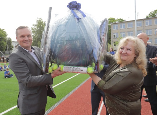 Iškilmingai atidarytas atnaujintas Senamiesčio progimnazijos stadionas