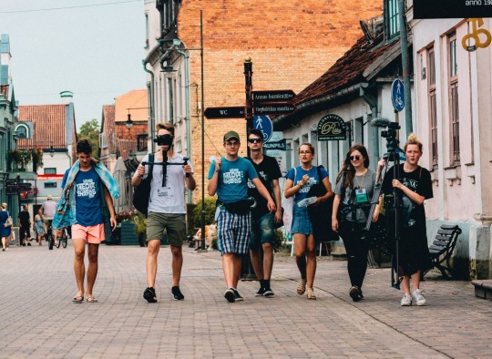 Lietuvos jaunimas kviečiamas dalyvauti nemokamoje tarptautinėje medijų stovykloje Latvijoje „Young Media Sharks“