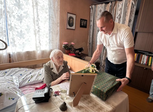 100 metės sveikinimo akimirkos