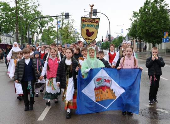 „Ant kalno klevelis“ – pirmasis tarptautinis folkloro festivalis sujungė miestus, tradicijas ir širdis