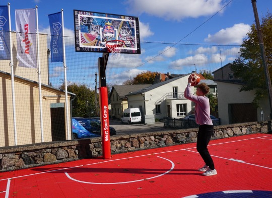 Ukmergėje įrengta pirmoji vardinė – Nojaus Verbicko - krepšinio aikštelė