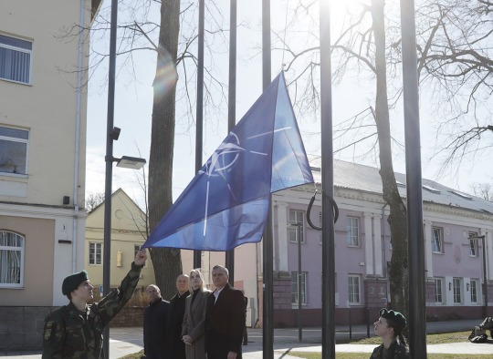 Ukmergėje, Kęstučio aikštėje, iškelta NATO vėliava