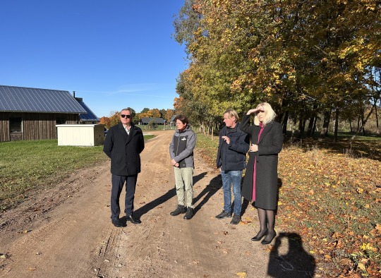 Ukmergės rajono savivaldybės meras Darius Varnas, administracijos direktorė Inga Pračkailė lankosi ekologiniame ūkyje „Farmers Circle“