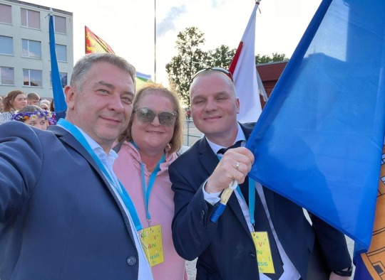 Ukmergiškių delegacija. Iš kairės: V.Petronis, L.Gerulskienė, D.Varnas