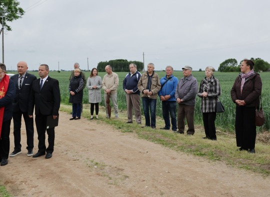 Varžų kaime įamžinta laisvės kaina: atidengtas kryžius partizanams ir kovotojams