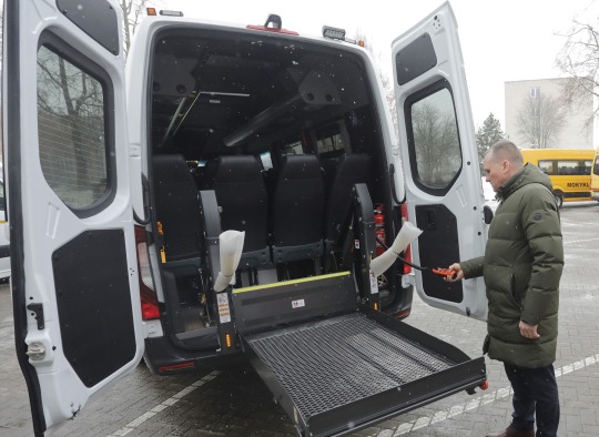Savivaldybė įsigijo du naujus elektrinius mokyklinius autobusus