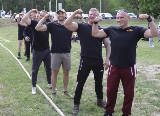 Net 10 komandų varžėsi Virvės traukimo turnyre per Šventosios upę