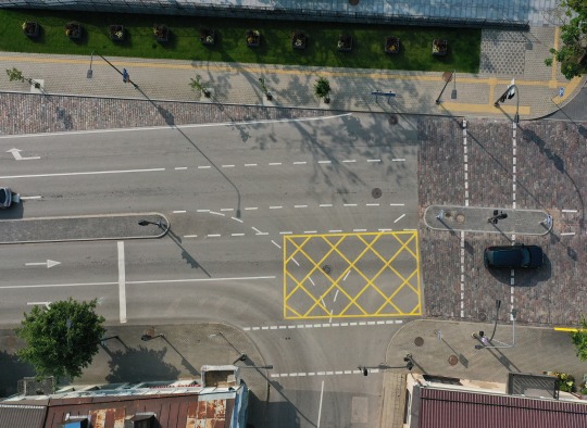 Dvi Ukmergės sankryžos paženklintos geltonomis linijomis