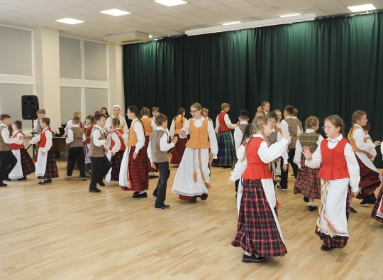 Ukmergės Šilo progimnazijos folkloro ansamblis „Čiulbuonėliai“_Nuotr. Dainius Vytas