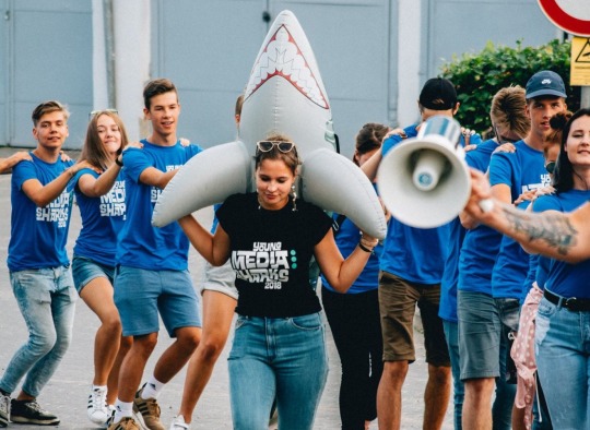 Lietuvos jaunimas kviečiamas dalyvauti nemokamoje tarptautinėje medijų stovykloje Latvijoje „Young Media Sharks“