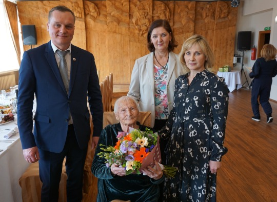 Jubiliatė su savivaldybės atstovais