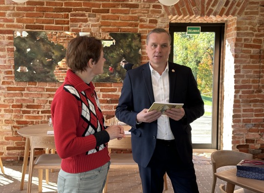 Ukmergės rajono savivaldybės meras Darius Varnas, administracijos direktorė Inga Pračkailė lankosi ekologiniame ūkyje „Farmers Circle“