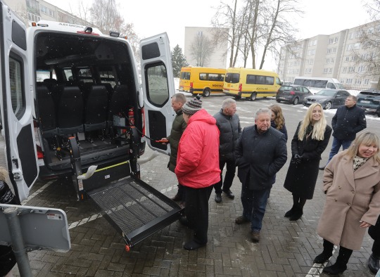Savivaldybė įsigijo du naujus elektrinius mokyklinius autobusus