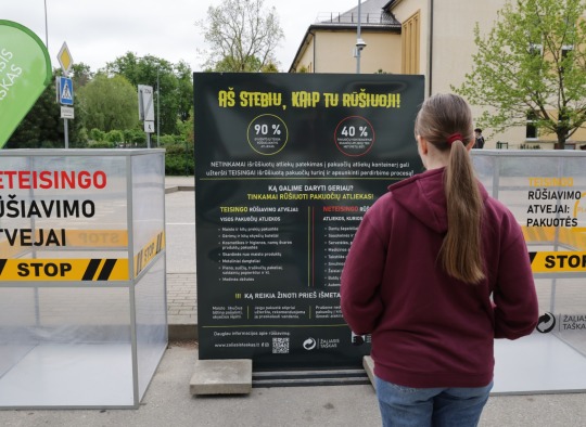 Nors gyventojai mano rūšiuojantys teisingai, klaidos kartojasi: Ukmergėje suorganizuotas viešas socialinis eksperimentas „Konteinerio krata“