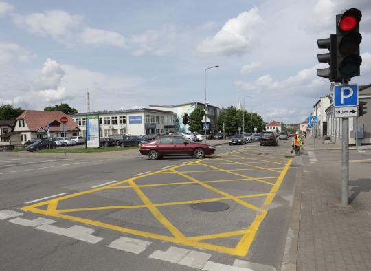 Dvi Ukmergės sankryžos paženklintos geltonomis linijomis