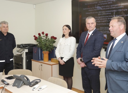 Ugniagesiai gelbėtojai pasveikinti profesinės šventės proga