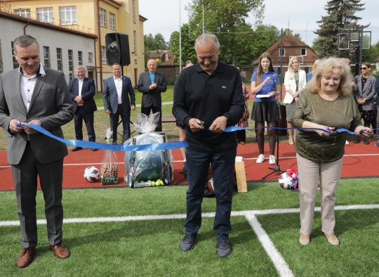 Iškilmingai atidarytas atnaujintas Senamiesčio progimnazijos stadionas