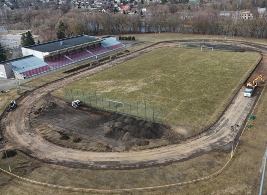 Ukmergės miesto stadione atnaujinami bėgimo takai