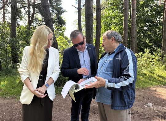Ukmergės rajono savivaldybės meras Darius Varnas, administracijos direktorė Inga Pračkailė ir Lietuvos politinių kalinių ir tremtinių sąjungos Ukmergės skyriaus pirmininkės pavaduotojas Aleksandras Gražys
