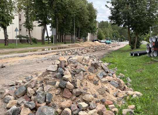 Atsivėręs akmeninis grindinys laikinai sustabdė Antakalnio gatvės remonto darbus