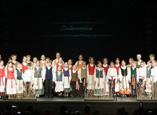 Folkloro šventėje „Padainuosim susiėję“ pristatytas pirmasis Ukmergės krašto dainynas