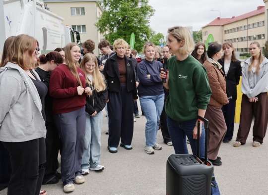 Nors gyventojai mano rūšiuojantys teisingai, klaidos kartojasi: Ukmergėje suorganizuotas viešas socialinis eksperimentas „Konteinerio krata“