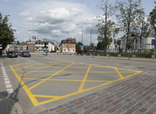 Dvi Ukmergės sankryžos paženklintos geltonomis linijomis
