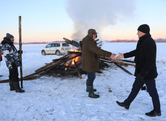 Rajono žemdirbiai dalyvavo liepsnojančių laužų akcijoje „Mes sakome gana!“ 