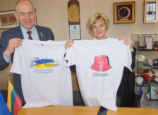 The mayor R.Janickas and deputy director of administration D.Steponavičienė